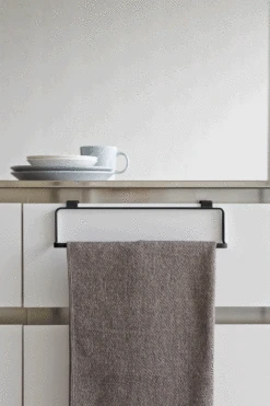 Yamazaki Handdoekhouder Tower Zwart 30 Cm -Aanbiedingen Keuken Kla Winkel 2747 TOWER KITCHEN TOWEL HANGER WIDE BK 02 1000x