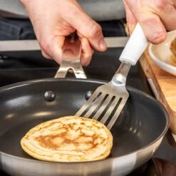 KitchenAid Bakspaan Classic - Zilver / Wit -Aanbiedingen Keuken Kla Winkel KitchenAid szkatula do smazenia nalesnikow CLASSIC White KCG024OHWHE 5057982066390