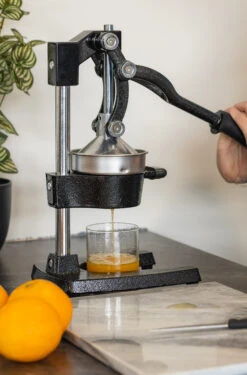 Sareva Citruspers - Gietijzer - Hevelmodel - Zwart -Aanbiedingen Keuken Kla Winkel citruspers 5