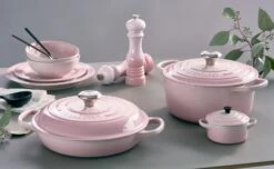 Le Creuset Zoutmolen - Shell Pink - 21 Cm -Aanbiedingen Keuken Kla Winkel le creuset shell pink sfeerbeeld 3